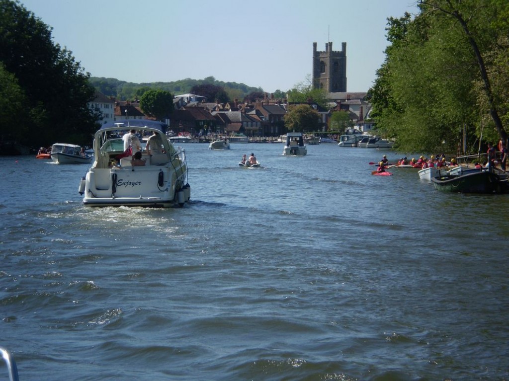 Arrival Henley-on-Thames - busy, sunny Saturday afternoon