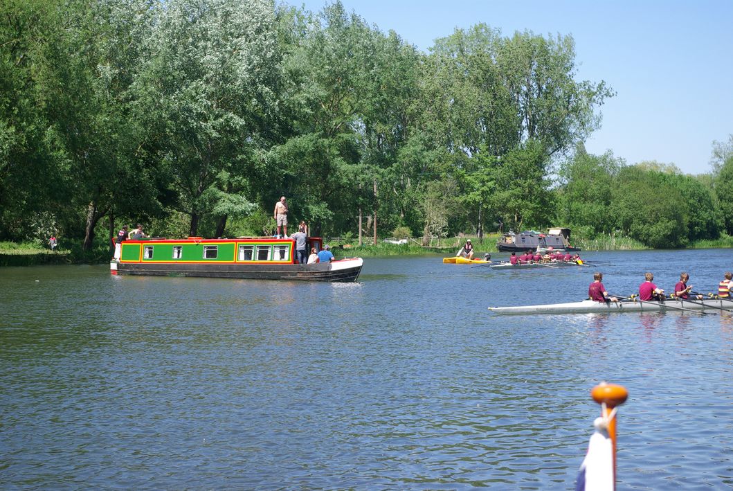 Broken down narrowboat causes chaos to rowers